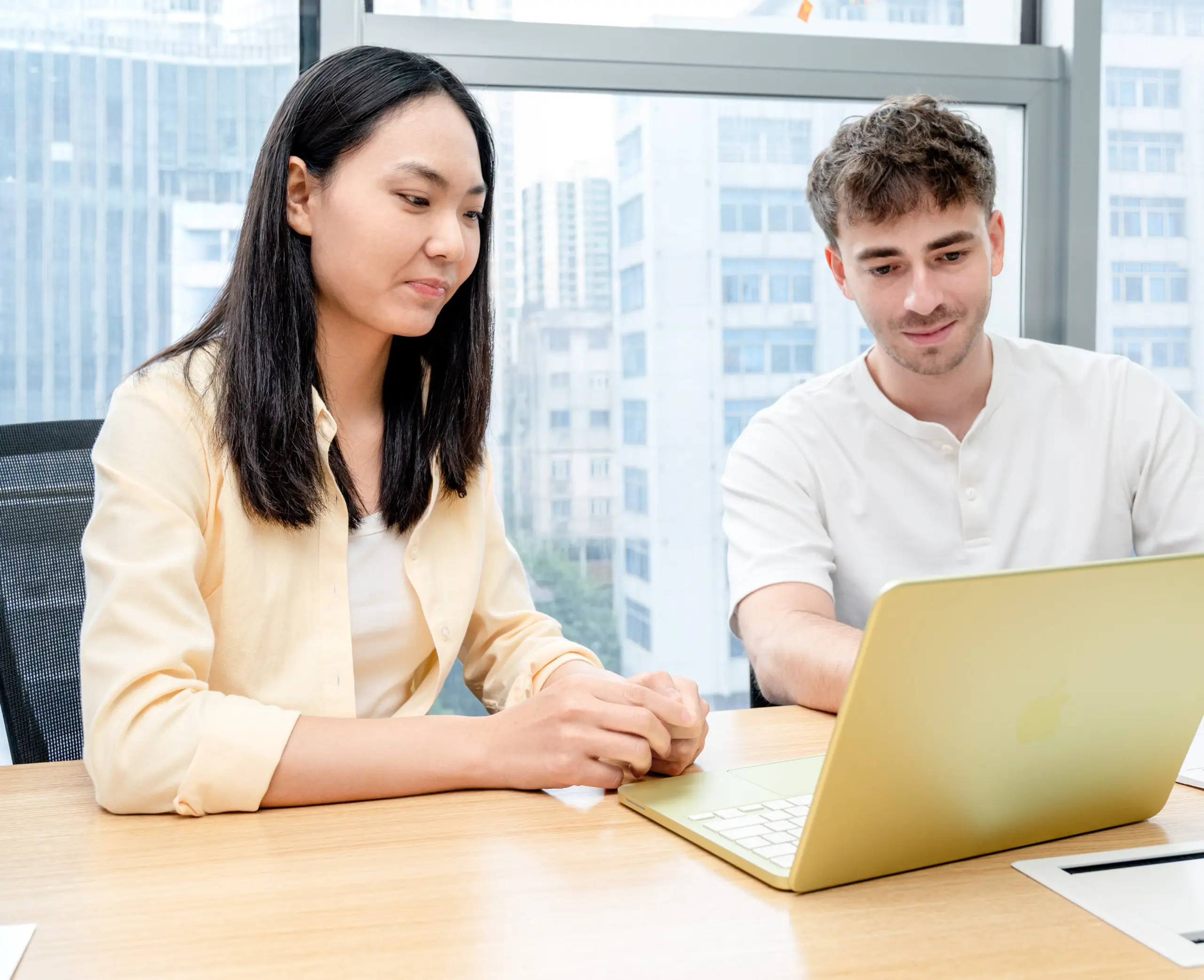 Kerui consultant and client collaborating on a laptop for China company setup